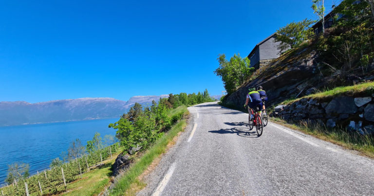 Hardangerfjorden rundt på sykkel