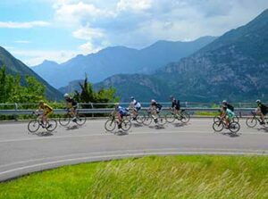 Lite bilde av syklister i sving i Dolomittene