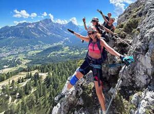 Lite bilde av Kul, hengende Via Ferrata-gjeng i Dolomittene