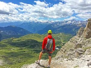 Mann med hjelm i fantastisk utsikt i Brenta-Dolomittene