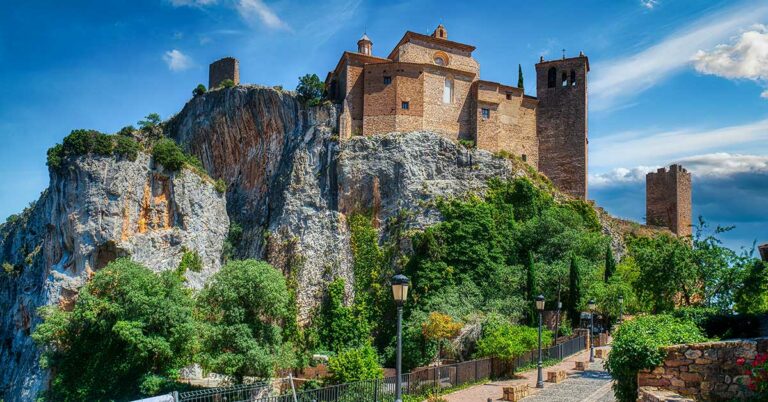 Bildet viser byen Alcazar i Pyreneene.