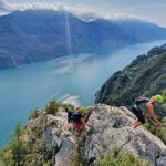 Bildet viser deltakere som klatrer Via Ferrata ved Gardasjøen.