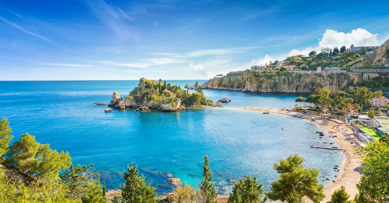 Bildet viser den nydelige øya Isola Bella rett nedenfor Taormina på Sicilia.