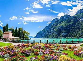 Bildet viser blomsterparken i Riva del Garda, Italia.