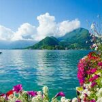 Bildet viser Lake Annecy i de franske alpene.