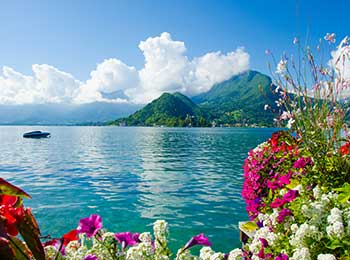 Bildet viser Lake Annecy i de franske alpene.