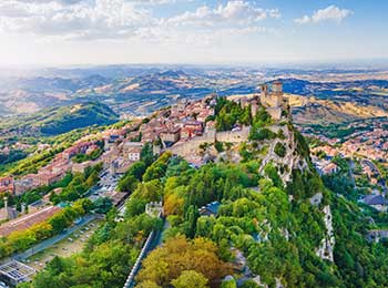 Bildet viser slottet Rocca Della Guaita i San Marino.