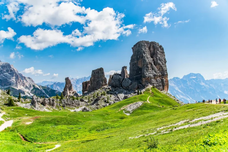 Fjellkjeden Cinque Torri i Dolomittene.