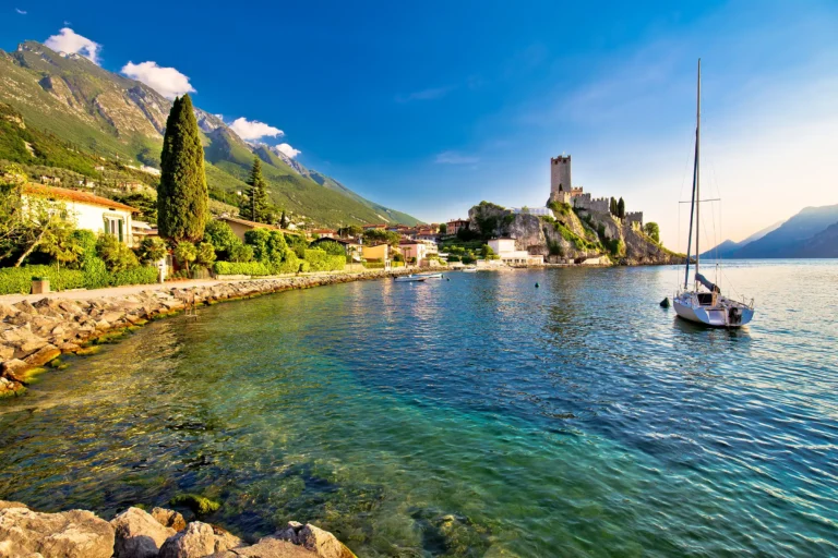 Malcesine, i fotenden av Monte Baldo ved Gardasjøen.