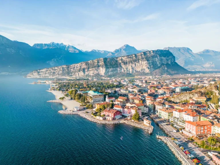 Torbole, med Monte Brione i bakgrunnen.