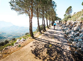 Bildet viser en syklist i fjellene langs Costa Blanca-kysten.