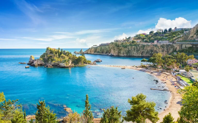 Isola Bella nedenfor Taormina, Sicilia, Italia