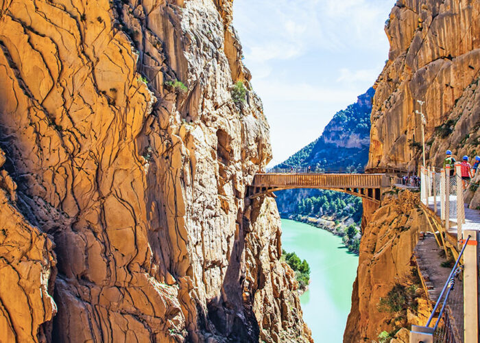 Bildet viser hengebroen på fotturen Caminito del Rey i Spania