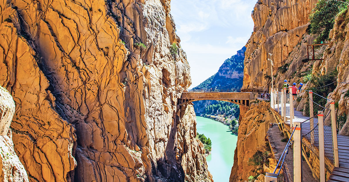 Bildet viser hengebroen på fotturen Caminito del Rey i Spania