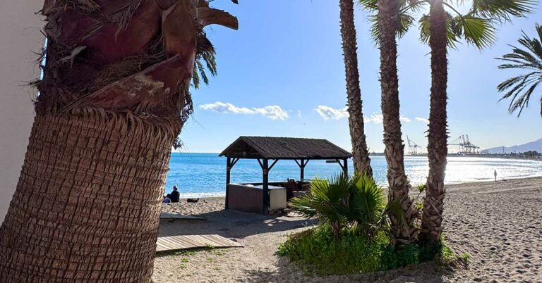 Bildet viser stranden i Malaga.