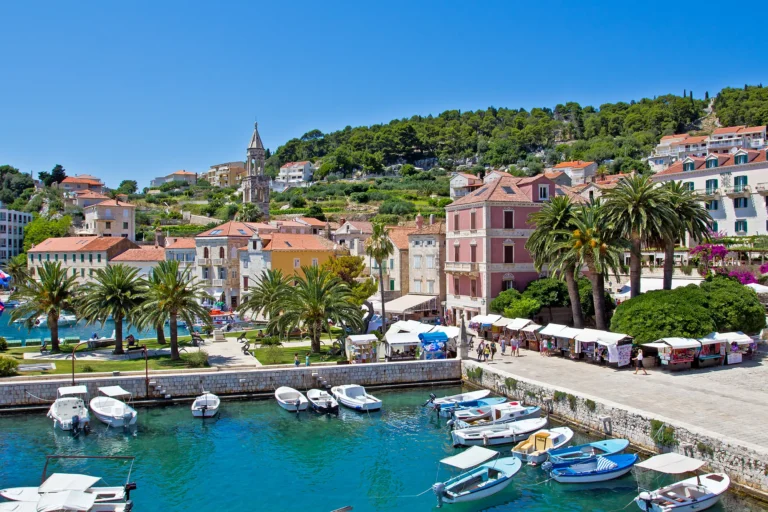 Havnen på øya Hvar i Kroatia.