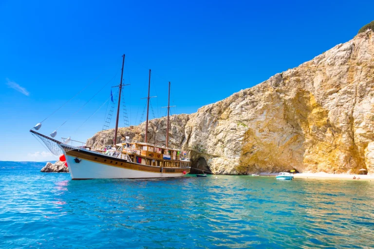 Cruiseskip i Kroatia, i herlig, turkis sjø.