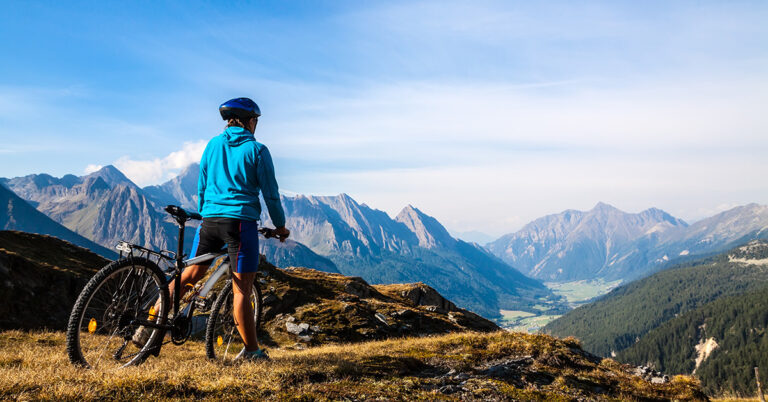 Terrengsyklist / MTB i fjellene - på toppen med nydelig utsikt