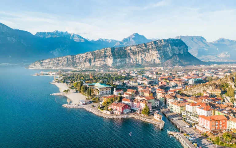 Monte Brione mellom Riva del Garda og Torbole, Gardasjøen, Italia