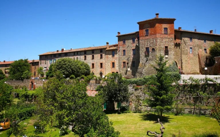 Den vakre middelalderbyen Paciano i Umbria