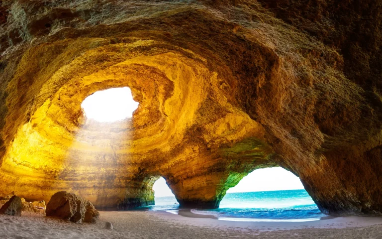 Benagil-grotten ved Algarvekysten, Portugal